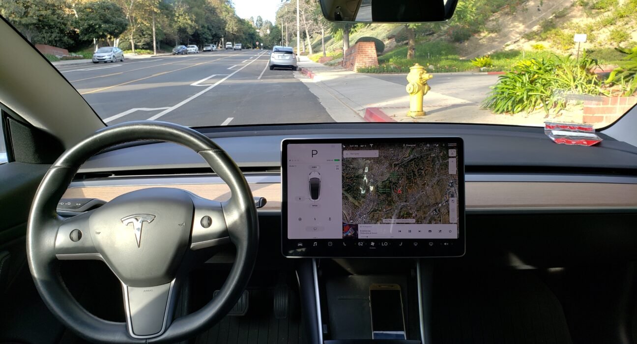 Carro elétrico modelo tesla 3 , painel com modelo 3d do carro e Inteligencia artificial