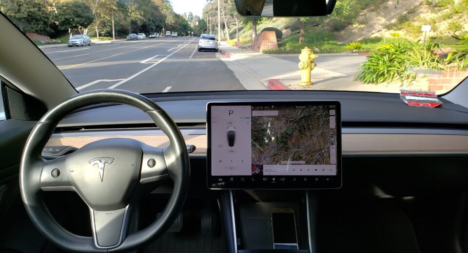 Carro elétrico modelo tesla 3 , painel com modelo 3d do carro e Inteligencia artificial