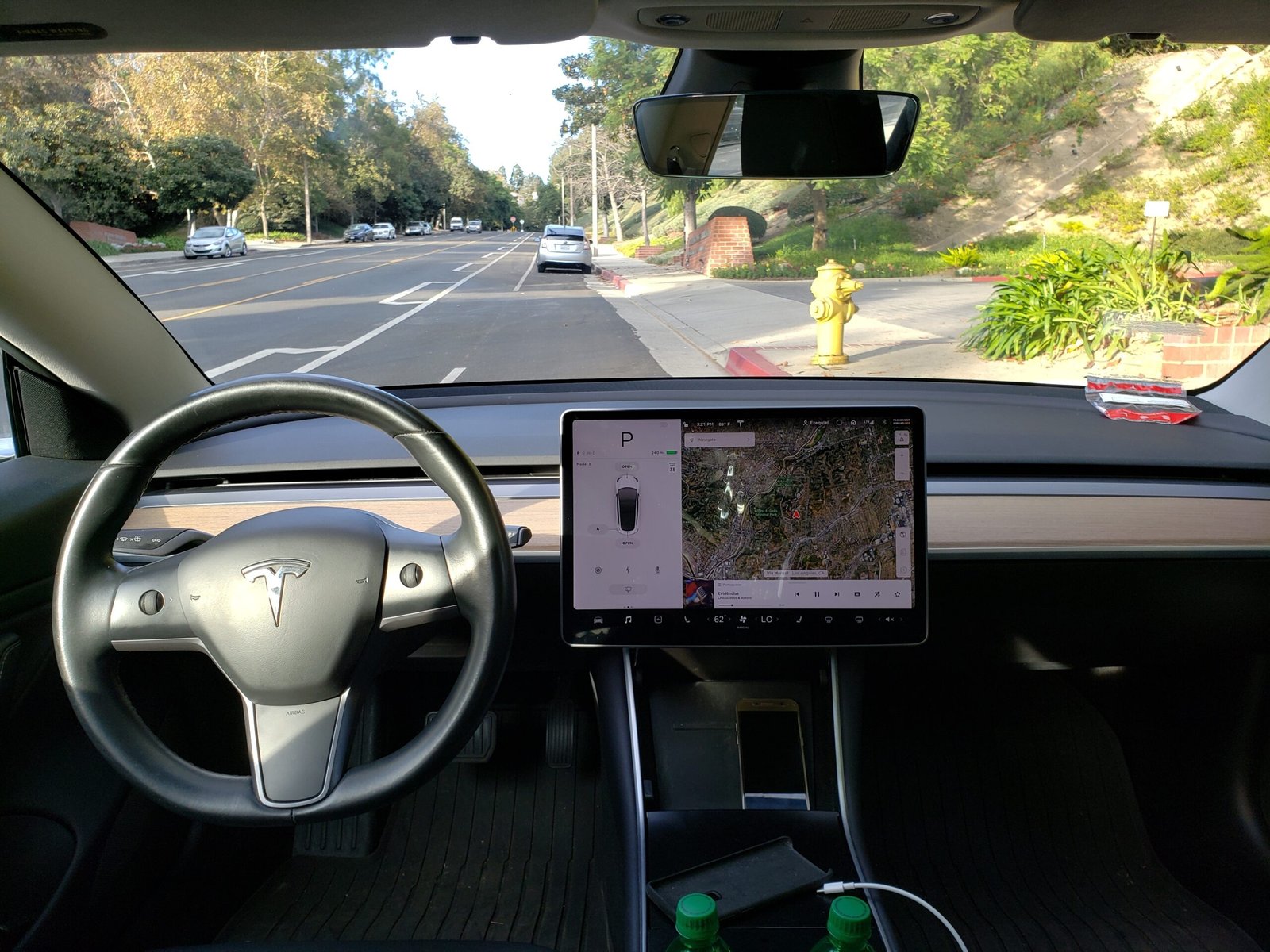 Carro elétrico modelo tesla 3 , painel com modelo 3d do carro e Inteligencia artificial